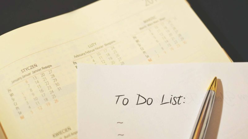 to-do list for buying pure kashmiri saffron placed on a piece of paper with a pen beside it